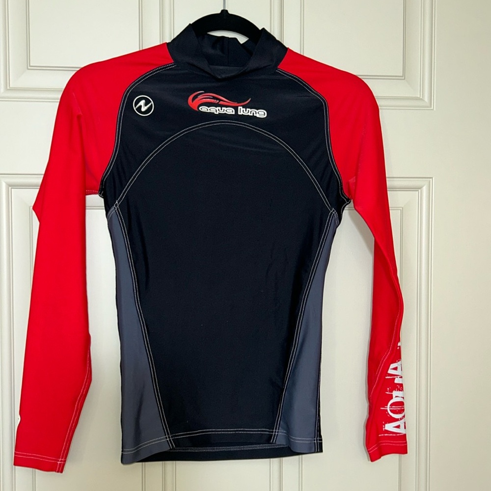 Aqua Lung black and red UPF 50 rash guard top youth S